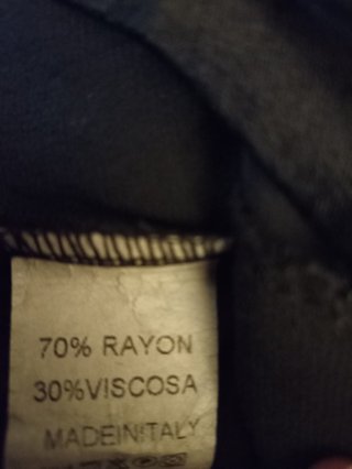 Pantalón satén negro + top fucsia