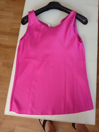 Pantalón satén negro + top fucsia