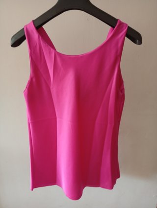 Pantalón satén negro + top fucsia