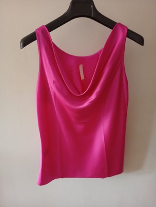 Pantalón satén negro + top fucsia