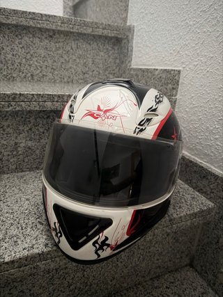 Casco de moto con diseño