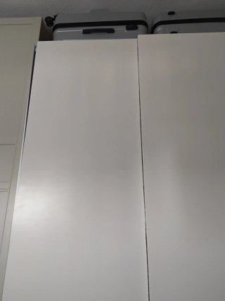 Puertas correderas blancas para armario ropero.