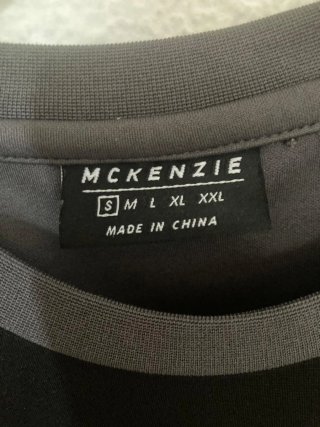 Camiseta McKenzie Negra y Gris