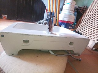 Lavabo de cerámica con grifo