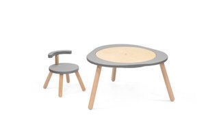 Mesa Stokke Mutable infantil con dos sillas y acc
