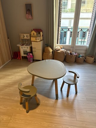 Mesa Stokke Mutable infantil con dos sillas y acc