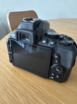 Nikon D5600 + Objetivo Kit + Yongnuo 35mm