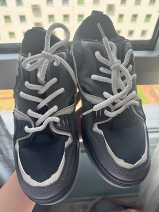 Zapatos de hombre negros y grises