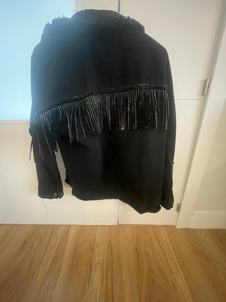 Cazadora vaquera Zara negra con flecos
