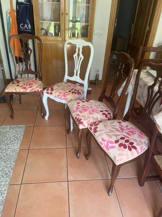 Sillas de madera antiguas con tapizado floral