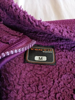 Chaqueta polar morada con cremallera