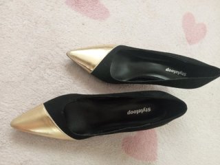 Zapatos tacón negros y dorados talla 39