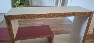 Estantería de madera blanca y morada