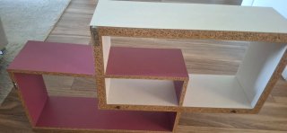 Estantería de madera blanca y morada