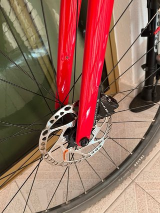 Bicicleta Gravel Eléctrica Roja