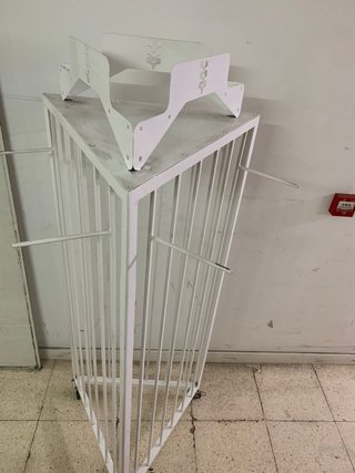 Soporte expositor blanco para colchonetas