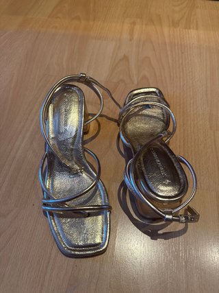 Sandalias Stradivarius doradas