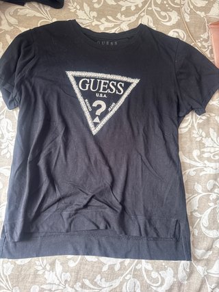 Camiseta Guess Negra con Triángulo Brillante