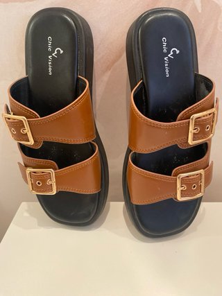 Sandalias Marrones con Hebillas Doradas. chicvisio