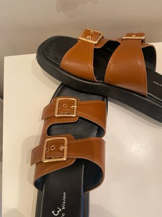 Sandalias Marrones con Hebillas Doradas. chicvisio