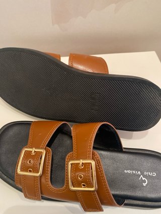 Sandalias Marrones con Hebillas Doradas. chicvisio