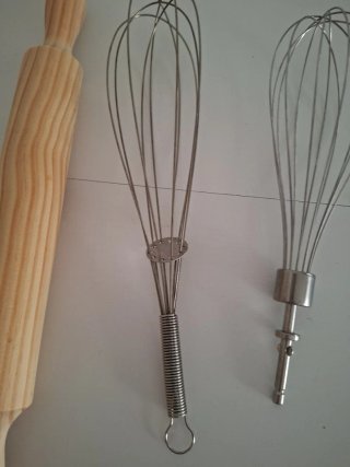Rullo e Frusta da Cucina in Legno e Metallo