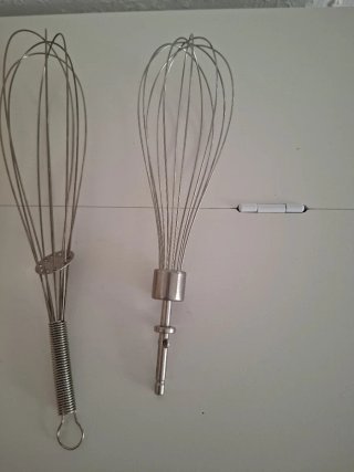 Rullo e Frusta da Cucina in Legno e Metallo