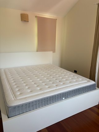Estructura de cama blanca
