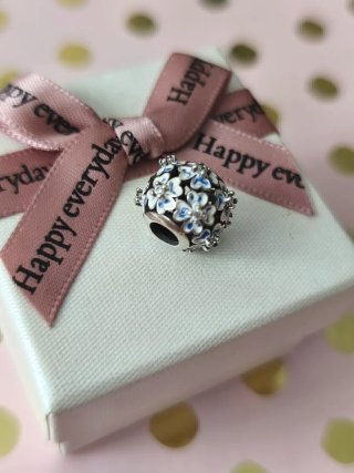 Charm esfera flores azul y blanco esmaltadas plata