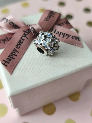 Charm esfera flores azul y blanco esmaltadas plata