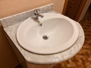 Mueble de baño con lavabo y grifería