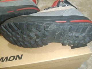 Botas Salomon grises y rojas
