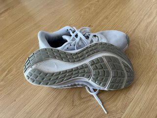 Zapatillas running Nike mujer blancas y plateadas
