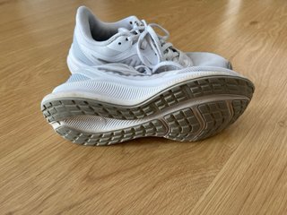 Zapatillas running Nike mujer blancas y plateadas