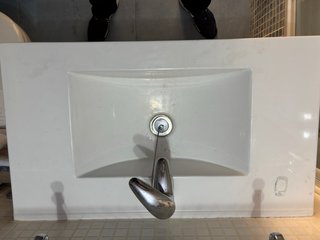 Lavabo de baño porcelana 82cm con grifo