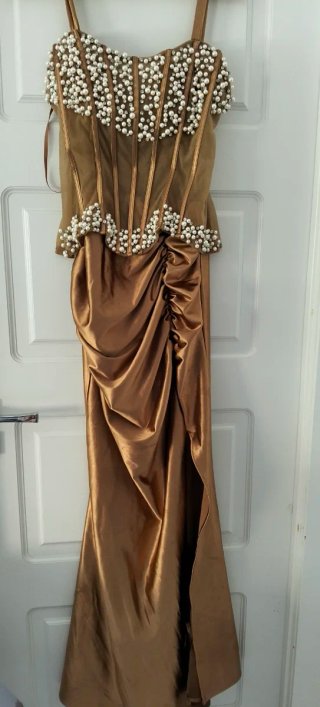 Vestido de fiesta dorado con perlas
