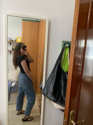 Top de Stradivarius negro con lunares
