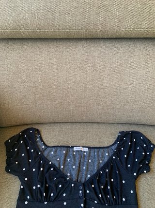 Top de Stradivarius negro con lunares