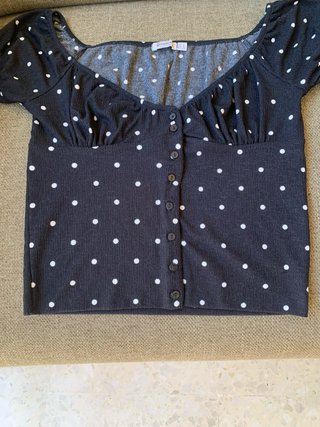 Top de Stradivarius negro con lunares