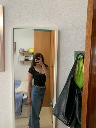 Top de Stradivarius negro con lunares