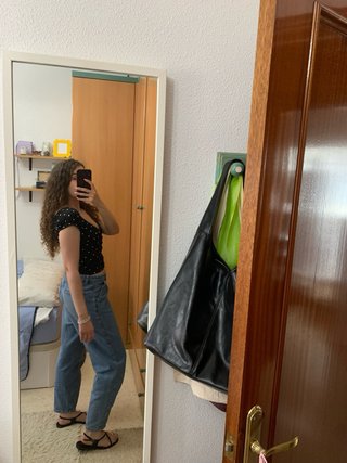 Top de Stradivarius negro con lunares