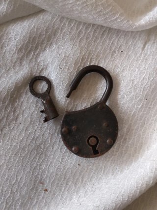 Candado antiguo con llave
