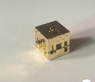 Cubo metálico dorado