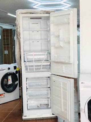 Frigorífico Combi  NO Frost NUEVO con tara