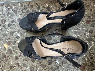 Zapatos de tacón negros talla 39