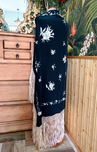 Mantón antiguo bordado a mano