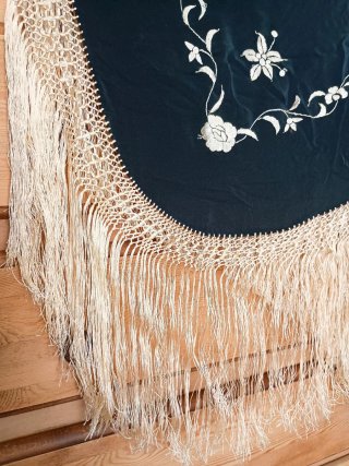 Mantón antiguo bordado a mano