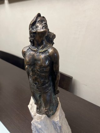 Figura de bronce pareja sobre piedra