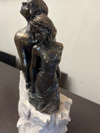 Figura de bronce pareja sobre piedra