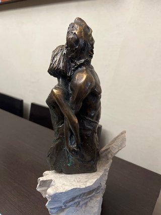 Figura de bronce pareja sobre piedra